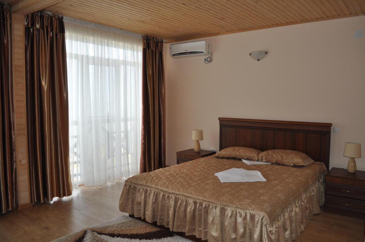 Веселий Кут Hotel Zaliznyi Port Buitenkant foto