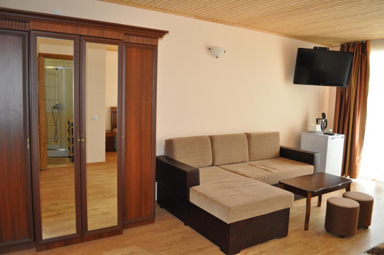 Веселий Кут Hotel Zaliznyi Port Buitenkant foto