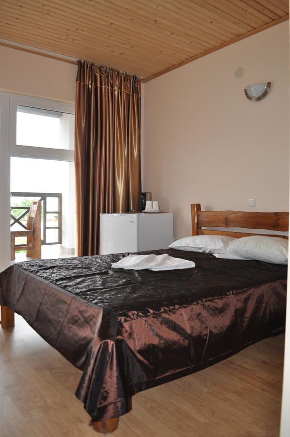 Веселий Кут Hotel Zaliznyi Port Buitenkant foto