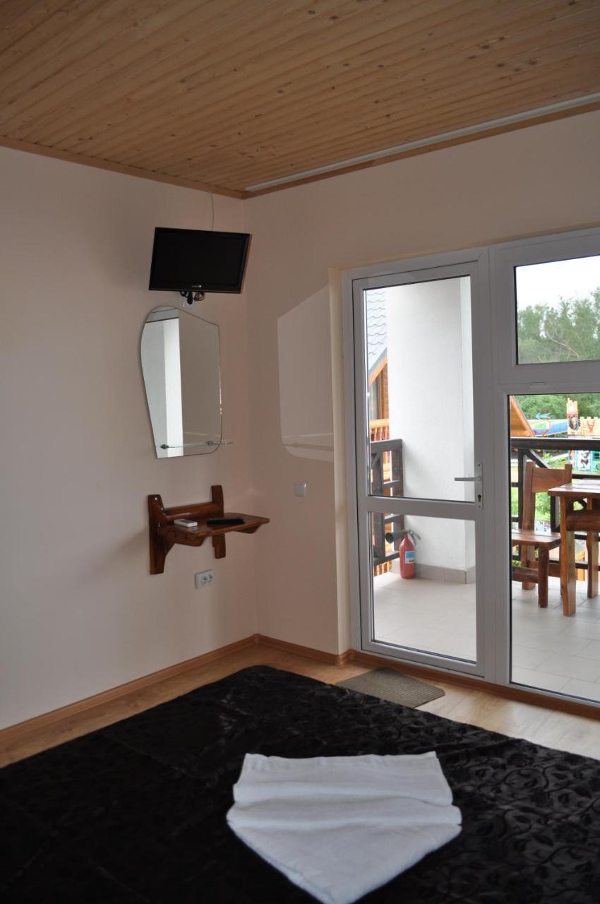 Веселий Кут Hotel Zaliznyi Port Buitenkant foto