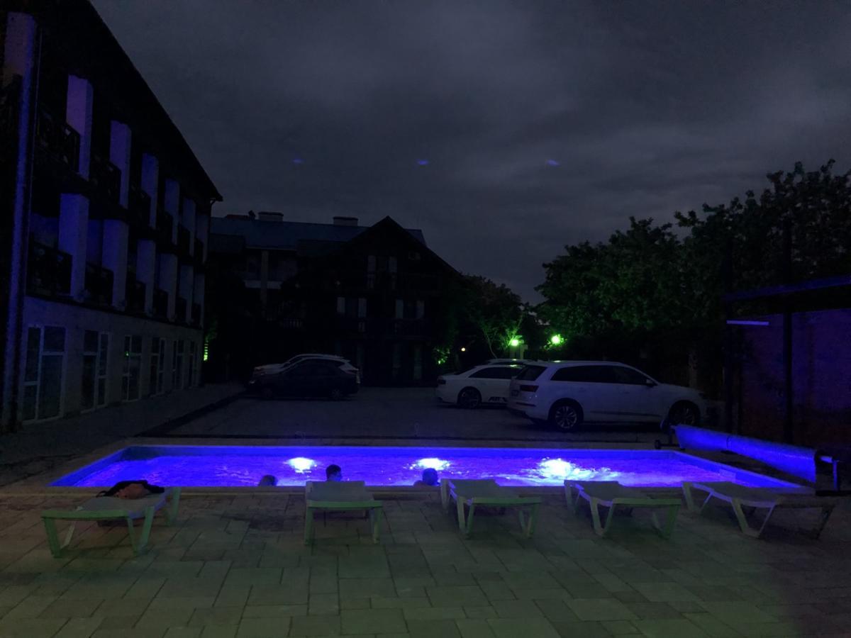 Веселий Кут Hotel Zaliznyi Port Buitenkant foto