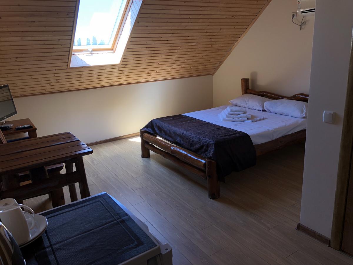 Веселий Кут Hotel Zaliznyi Port Buitenkant foto