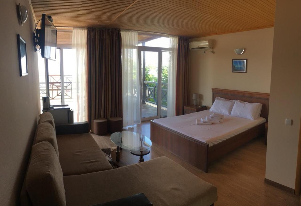 Веселий Кут Hotel Zaliznyi Port Buitenkant foto
