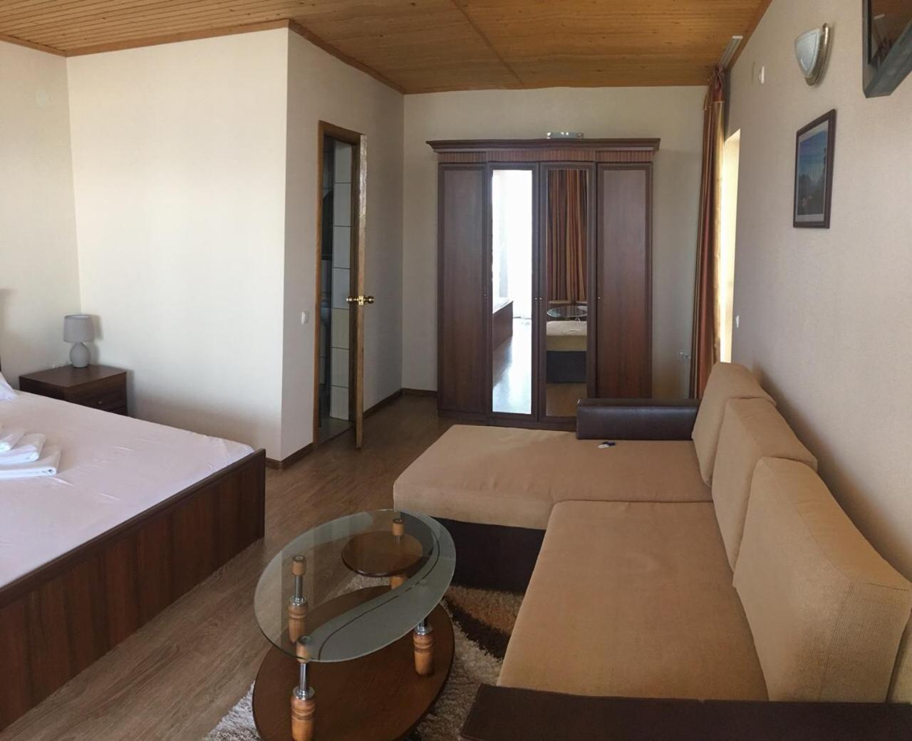 Веселий Кут Hotel Zaliznyi Port Buitenkant foto