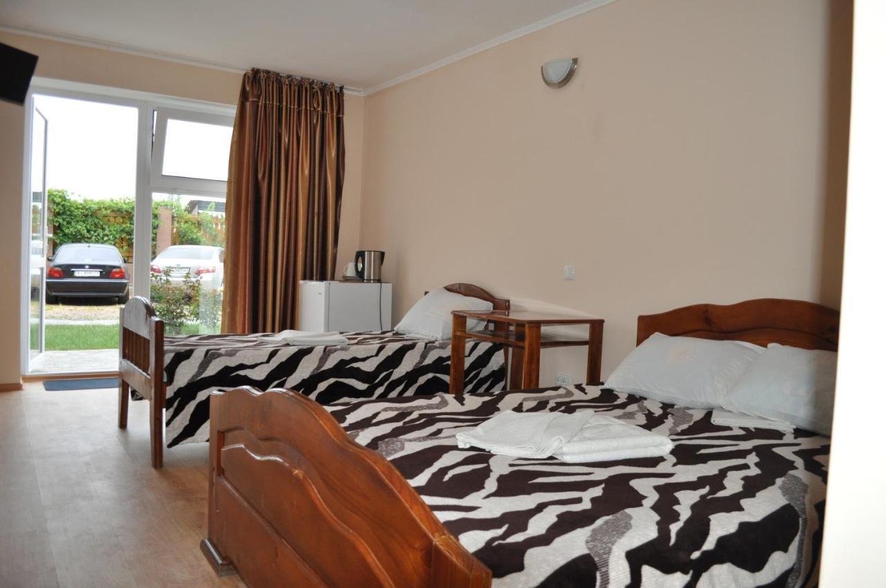 Веселий Кут Hotel Zaliznyi Port Buitenkant foto