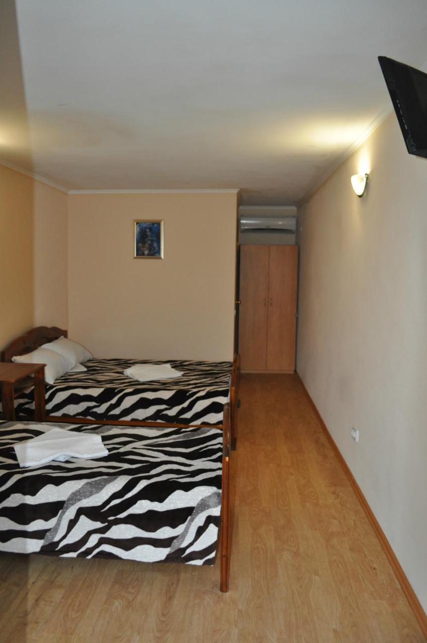 Веселий Кут Hotel Zaliznyi Port Buitenkant foto